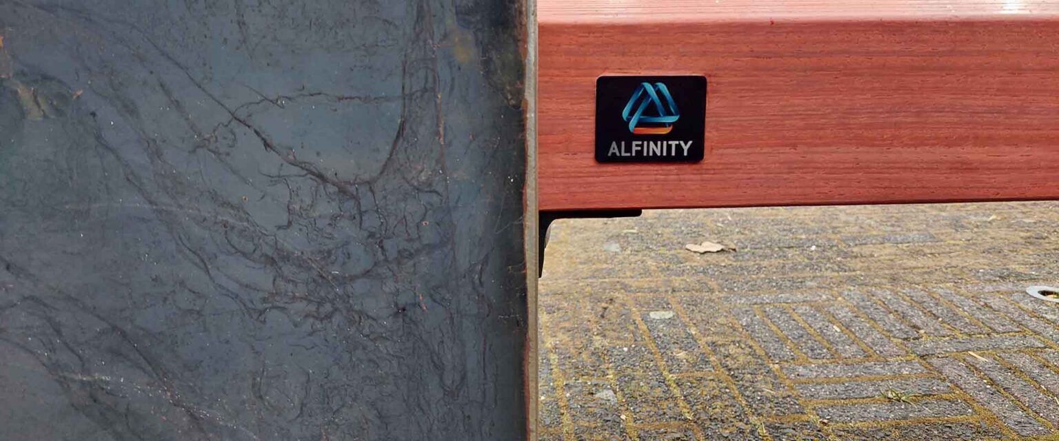 Alfinity-cortenstaal-padouk-met-logo