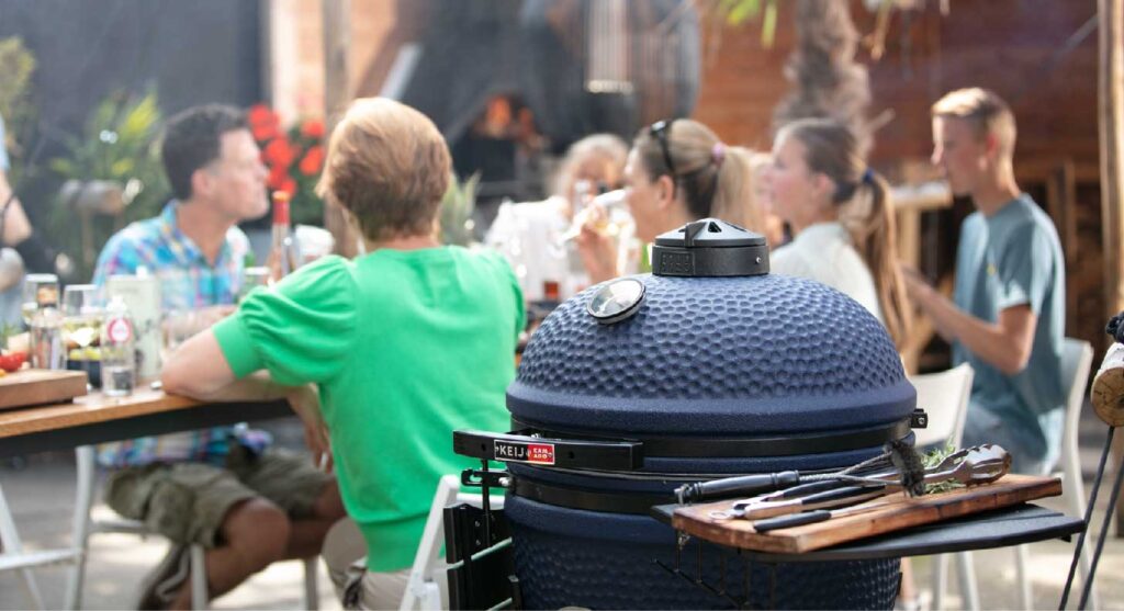 KEIJ Kamado, Duurzame keramische BBQ’s voor elke barbecue-liefhebber - Alfinity Sfeerfoto KEIJ kamado Large mat blauw